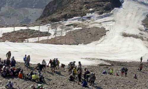 Le glacier fraîchement damé est prêt à accueillir les vttistes.