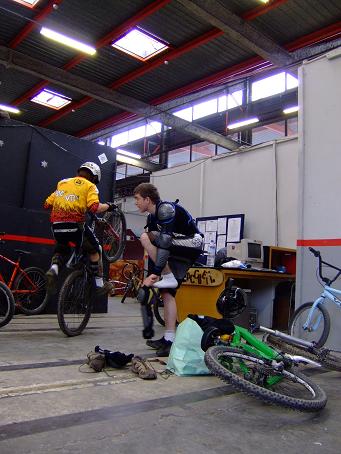 d'autre se préparent  dans le local