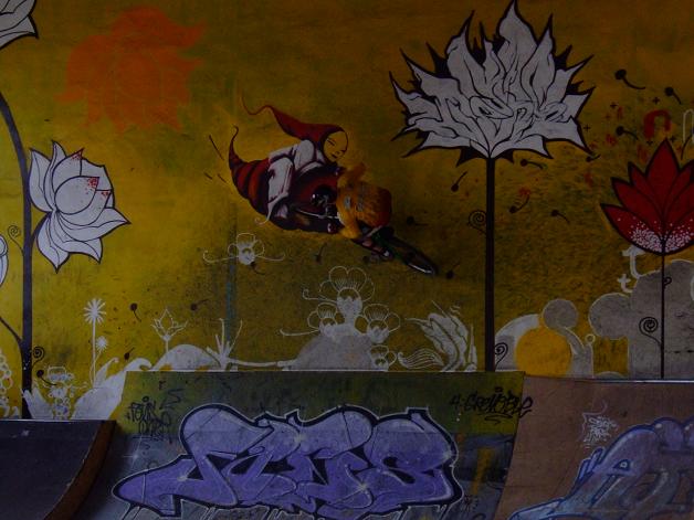 Gougou tente de monter au plafond