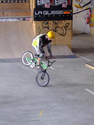 sur la roue avant, juste un pied pour bloquer le vélo et tenir l'équilibre....