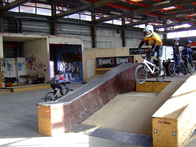 Théo en plein saut sur la rampe