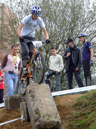 une marche dans la pente, ce n'est pas rien avec un vélo!