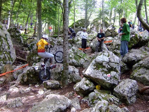 raide la marche sous l'oeil vigilant d'Amélie, commissaire
