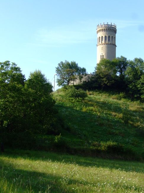 la tour de plus près