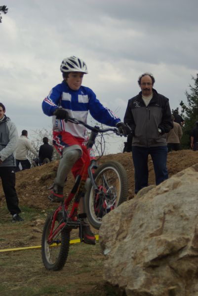 et hop! une légère traction sur le guidon après une détente verticale pour passer l'obstacle!