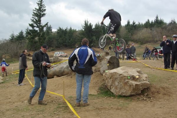 un transfert d'un cailloux sur un tronc pour Benjamin