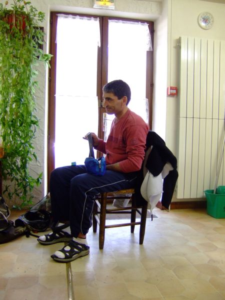 Assis au chaud va mieux pour réparer une crevaison.