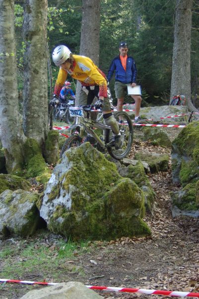 Sous l'oeil attentif du commissaire.....