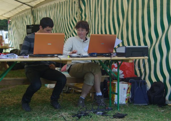 Monique et Thomas à l'enregistrement.