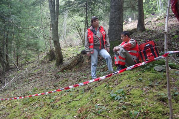 Une équipe de secouriste positionnée sur la descente.