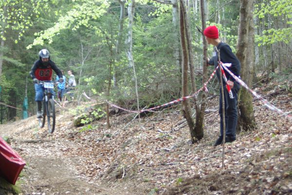 Un descendeur sous l'oeil du commissaire.