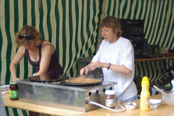Cathy et Genviève, nos deux pourvoyeuses en crêpes.