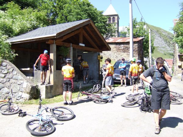 la fontaine, point e ralliement pour tous les vététistes du coin