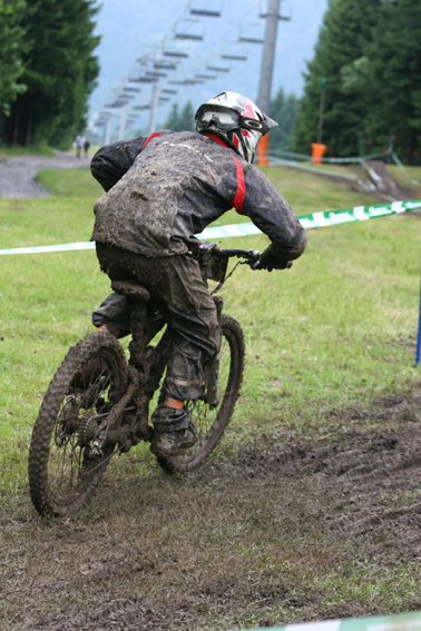 Eric avec le masque dans le dos