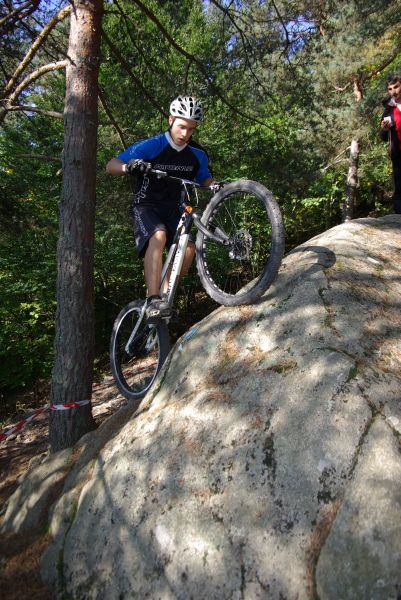 Arthur accroché après un cailloux.