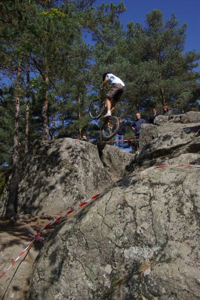 Arthur traverse un canyon par les airs...