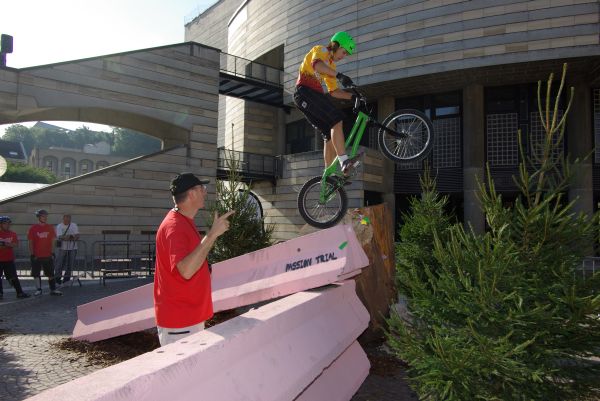 De la hauteur un peu