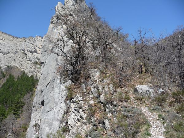 La descente se poursuit.