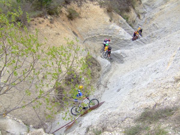 Quand on vous dit que Cristophe trouve des trucs incroyable! Un canyon juste asez large pour les vélos!
