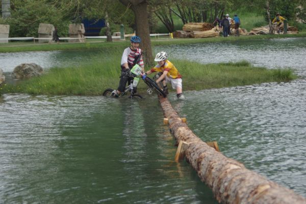 L'eau amorti les chutes....Ici avec son ami Thomas.