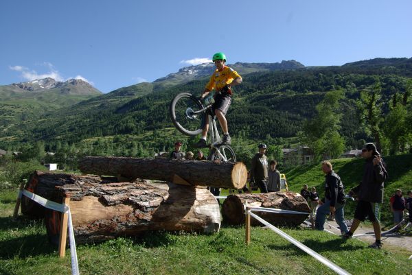 Benjamin dans une zone de troncs