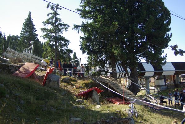 ...avant la passerelle (Gougou t'a perdu ton maillot vert?)....