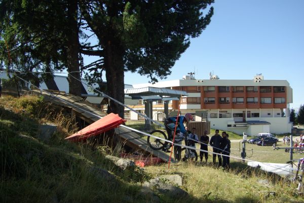 ...qui se prend sans trop toucher aux freins...