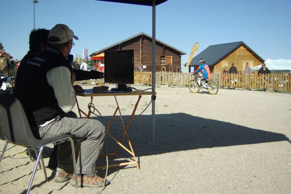 Les commentaires radio de l'arrivée partent de cette table...