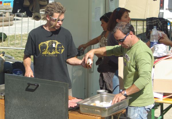 Pendant ce temps, l'intendance ne perd pas de temps...