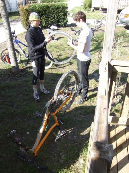 Préparation avant départ: décrevaisons très nombreuses pour les uns (les chambres à air remplies de liquide préventifs s'avèrent très efficaces conter les épines)...