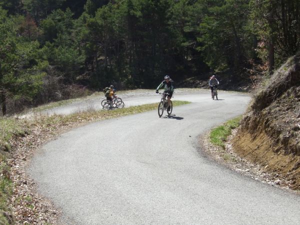 ...avec un relief qui se redresse plus ou moins doucement...