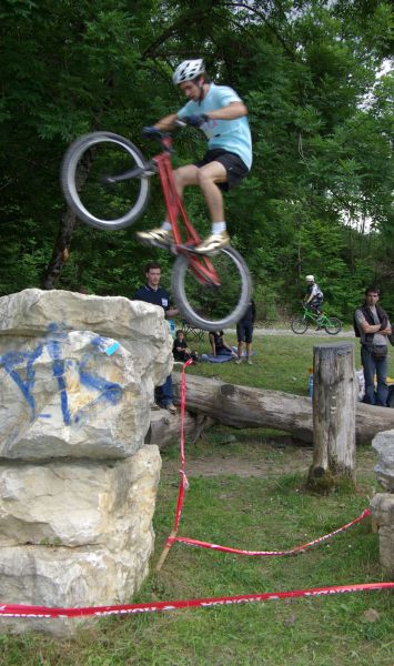 ...puis du tronc sur un autre cailloux...