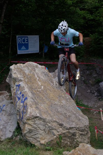 ...avant de glisser sur cette dalle en pente. Survol de flèche, 5pts, score maximum.