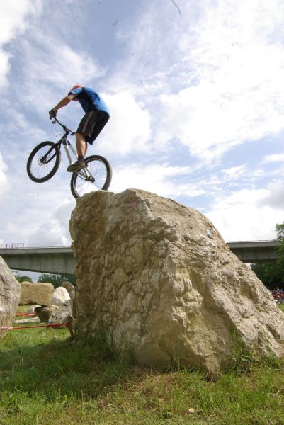 ...marche qu'il gravira jusqu'en haut...