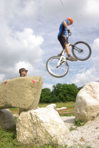 ...d'ou il faut rebondir sur un autre sous l'oeil vigilant du commissaire...
