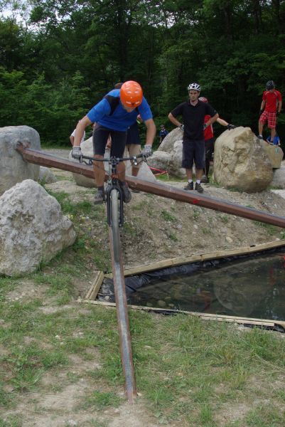 ...et de descendre sur un vieux poteau de téléphone au dessus de l'eau...