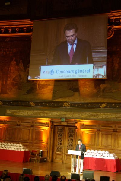 ..ou Luc Chatel ministre de l'éducation Nationale accueille les lauréats.