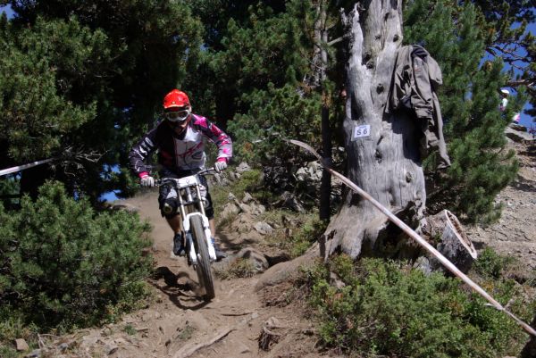 ...chacun descends...