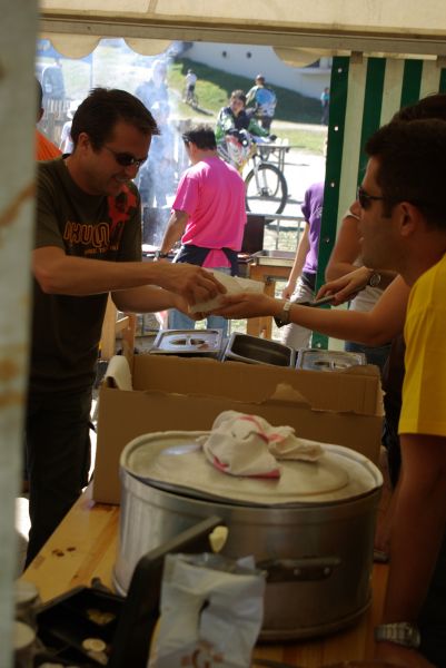 ...le ballet des casse-croute peu commencer.