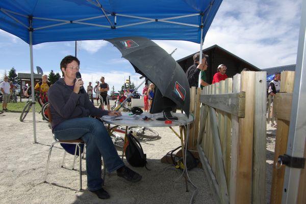 ...et relayé en direct à Monique qui l'annonce à tous au micro.