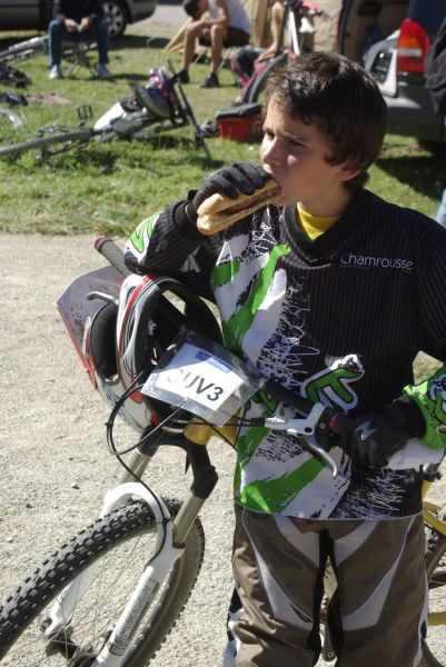 ...même les ouvreurs qui engloutissent le picnic sans presque descendre du vélo!