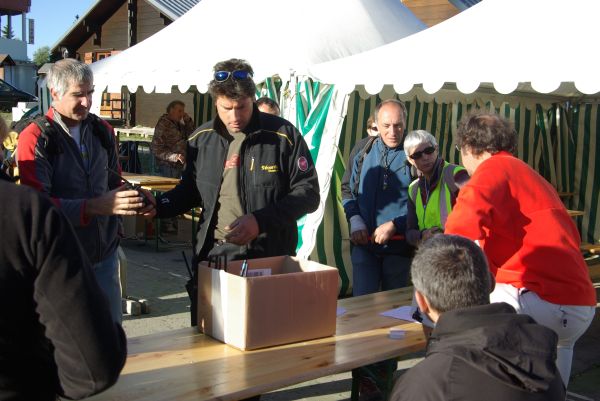 ...qui passent ensuite à la distribution des radios...