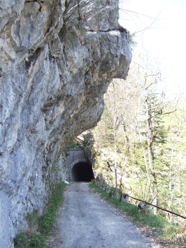 ...une petite route en balcon quelque peu exposée...