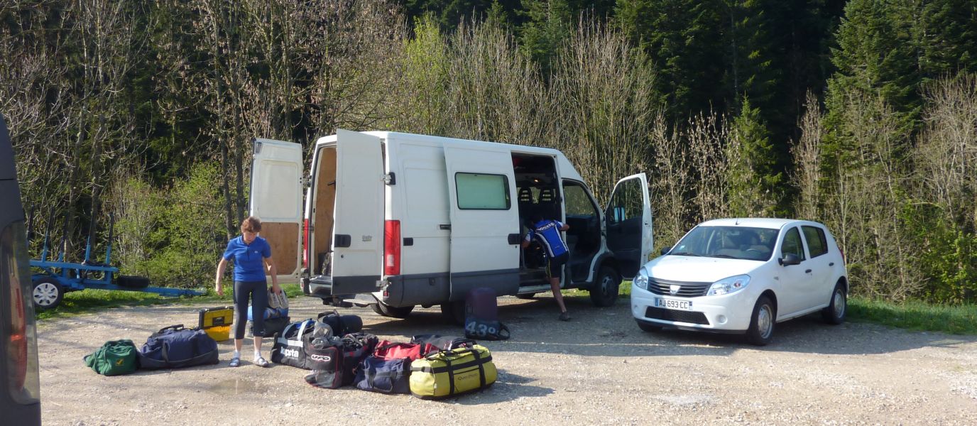 ...pendant que nous chargeons les bagages dans le fourgon.