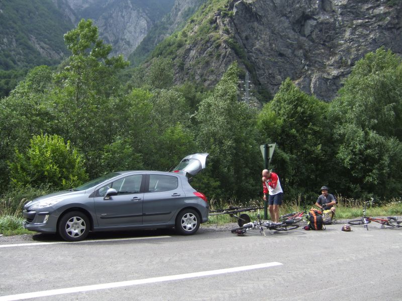 ...jusqu'a l'auto qui va nous ramener.
