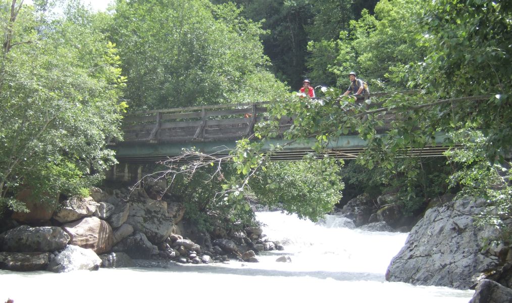 Gilles et Laurent prennent la pause au dessus du Vénéon que nous traversons.....