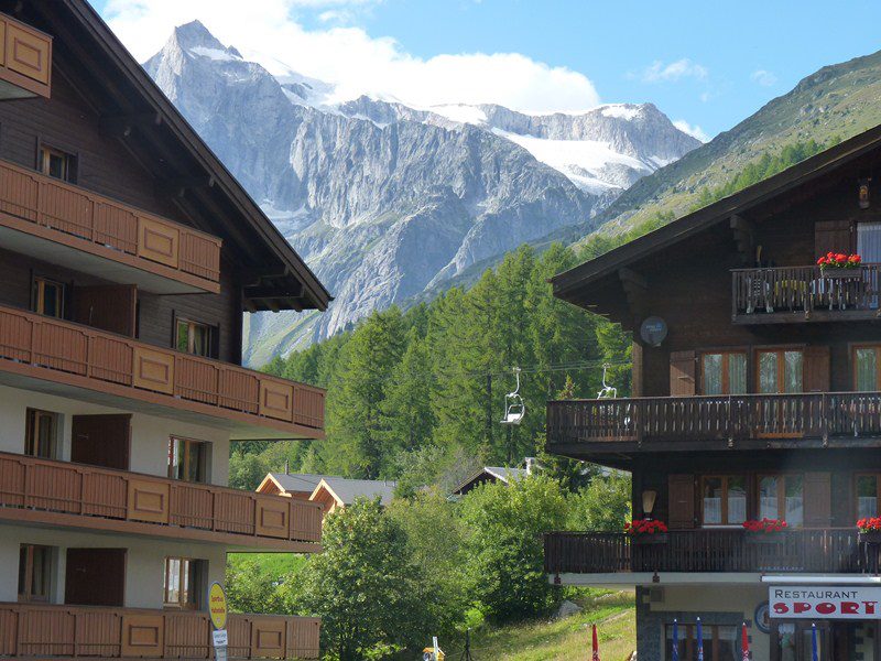 La vue depuis la parking (payant, à 7€ la journée, sans autre parking dans toute la station ...) La vue depuis la parking (payant, à 7€ la journée, sans autre parking dans toute la station ...)